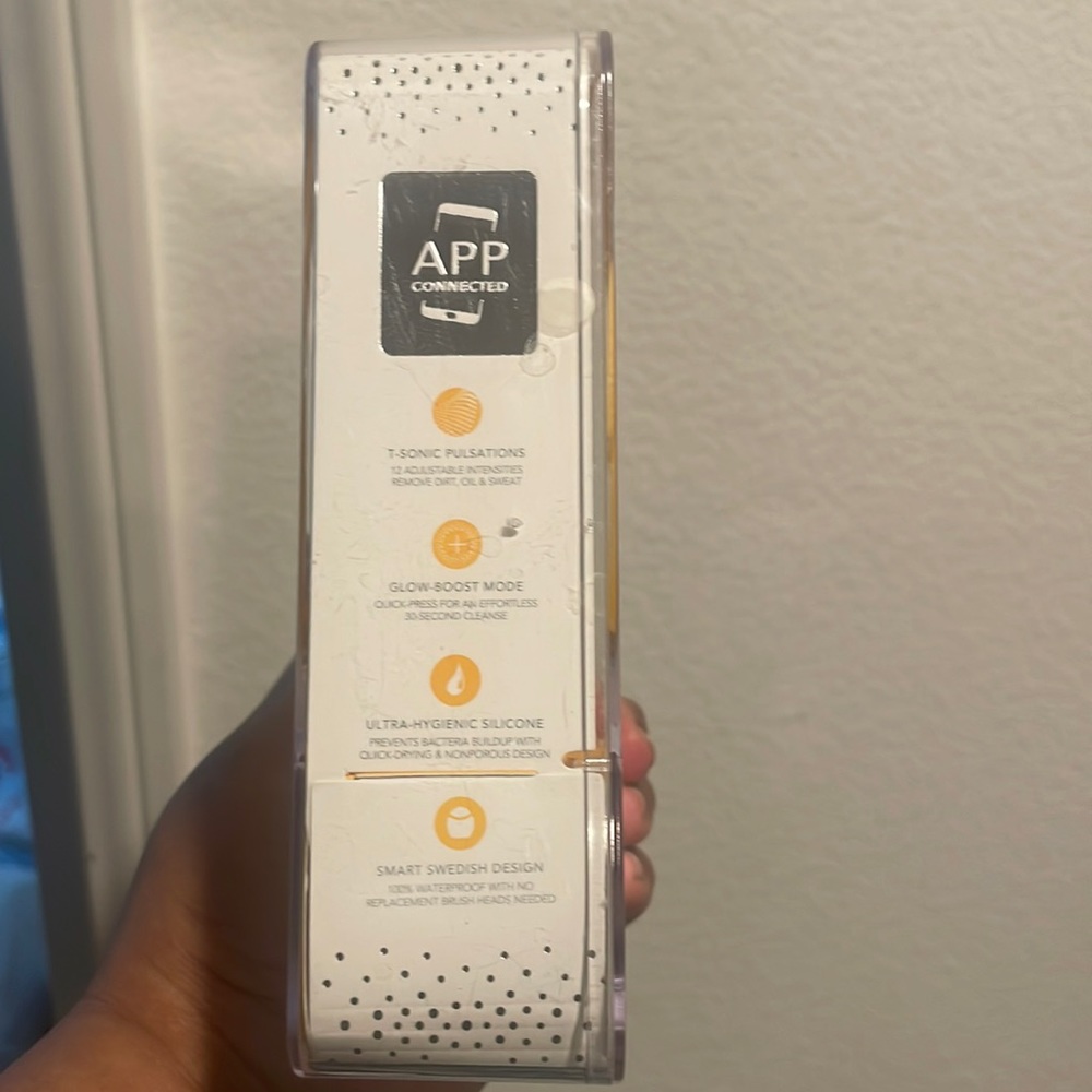 COPY - A compact cleansing device that offers a 30-second for facial cleansing - Picture 4 of 5